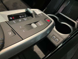ドライバーを中心に考えた運転席の設定になっております。ナビゲーション/エアコンの操作も簡単に操作が可能です。是非、ご試乗で体感していただくことをおススメいたします。