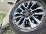 【純正19インチアルミホイール】外観にマッチした純正アルミホイールを装着しております。各種社外アルミホイールや、スタッドレスタイヤも取扱いしております。是非ご相談ください♪