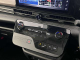 【オートエアコン】タッチパネル式オートエアコンで運転席周りの凹凸が少なくスッキリとしています。