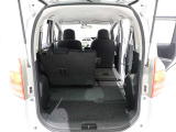バックドア開口部も広く荷物の出し入れがしやすいです。