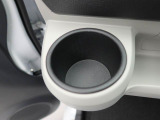 掘り込みしきインパネドリンクホルダーで ホールド感バッチリ!! 運転席側にも同じものがついてます