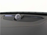 Bowers&Wilkinsハイフィデリティ・オーディオシステムを搭載。ダブルエッチング加工により3次元的に仕上げられたステンレスメッシュを採用し、サウンドだけでなくデザイン性にも妥協はありません。