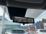 インテリジェントルームミラーは、車両後方のカメラ映像をミラー面に映し出すので、同乗者や積み荷などの車内状況や、天候などに影響されずいつでもクリアな後方視界が得られます。