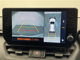 【パノラミックビューモニター】クルマを真上から見下ろした視点で駐車をサポートします!クルマの斜め後ろや真横など、いち早く障害物に気が付くことができます。