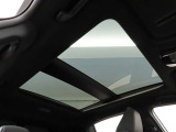 調光パノラマルーフを装備しております。