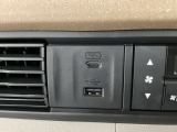 エアコン操作パネルの左側に、スマートフォンなどの充電可能なUSB端子と、音源などの外部入力の可能なUSB端子がついています。移動中に充電もできるので便利です。