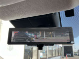 スマートルームミラーが付いております。後席に人が乗車した時や沢山の荷物を積んだ時もバックミラーの視界が遮られる事無く見えるので便利です♪