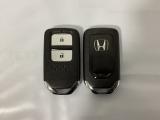 スマートキーを装備しています。鍵を差し込むことなくドアロックの開け閉めと、スタートボタン操作でのエンジンスタートができます。スペアキーも同じものを用意しております。