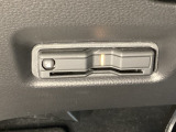 ハンドルの左下にETCがついています。高速道路の料金所の通過も楽々です。 カードの取り出しもしやすい場所についています。