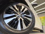 【純正18インチアルミホイール】外観にマッチした純正アルミホイールを装着しております。各種社外アルミホイールや、スタッドレスタイヤも取扱いしております。是非ご相談ください♪