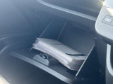助手席前にはグローブボックスとトレイ部もあり収納に便利です。