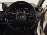 【ハンドル】運転にかかわる様々な操作を安全に行えるように視点移動が少なく操作性に配慮されたスイッチ類が凝縮されたコックピットです。