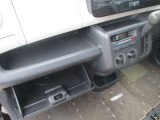 助手席の前には収納ボックスがあります。
