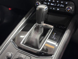 【フロアシフト】直感的な操作性や手に取りやすいレバー位置が特徴です。MTモードはエンジンブレーキやパワフルな加速を要する際など様々なケースで活躍。