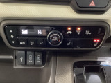 オートエアコンがついてますので、簡単操作で快適に過ごせます。リア熱線のスイッチの中にサイドミラーヒーターも入っています。パネル内のシートヒータースイッチは前席の左右別々に2段階で温度設定ができます。