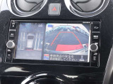 アラウンドビューモニター搭載!純正ナビに、上空から見下ろしているかのような映像で周囲の状況をひと目で把握。安心してスマートに駐車できます。また、周囲の移動物を検知して、表示とブザーで注意を促します。