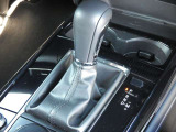 マニュアルモード付AT エンジンブレーキをかけることで、ブレーキの使用を減らせるほか、下り坂での速度コントロールや、よりスポーティーな走行感覚を味わうことができます。