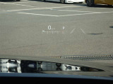 カラーヘッドアップディスプレイ付き。少ない視線移動で情報を確認できるので、運転の疲労軽減に繋がりますよ♪