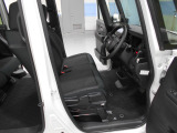 運転席には高さ調整ができる『シートハイトアジャスター機能』が付いています! 自分にぴったりの運転姿勢がとれます