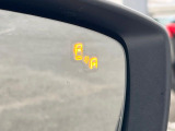 【ブラインドスポットモニタリング】走行中、ドアミラーの死角になりやすい箇所に後続車が接近するとサイドミラー付近に警告を表示、ドライバーに注意喚起をしてくれます。