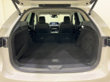 リアシートを倒すととゴルフやアウトドアなど、大きな荷物も楽々収納できますよ!