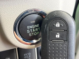 【アクセスキー&プッシュスタート】カバンやポケットに入れたままでもドアの施錠・解錠が可能なスマートキーを装備。エンジンのオン・オフ時もカギを取り出す必要が無く、ボタンをプッシュするだけでOK♪