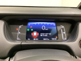 デジタル表示のスピードメーターとタコメーター、燃費やオドメーターなどの表示の他に、ホンダセンシング機能などの表示もできる多機能なマルチインフォメーション・ディスプレイです。
