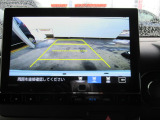 【リアカメラ】リバースに入れるだけで後方の映像が映ります。安全確認や、狭い駐車場での車庫入れ、雨の日や夜間など視界の悪い時に便利です。安全にバックする為には欠かせない装備です。
