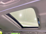 【サンルーフ】開放感たっぷりの希少装備、サンルーフが装着されています!車内に明かりを取り入れたり景色を楽しむ以外にも、車内の空気も簡単に換気できて快適です!
