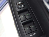 パワーウィンドーのスイッチです。運転席に居ながら窓の開け閉めのコントロールが出来ます。またロック機能で、子供がイタズラして窓を開けるという事もなくなります。