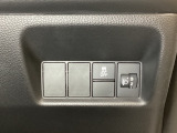 ハンドルの右側にはヘットライトリベライザーとVSA(ABS+TCS+横滑り抑制)の解除スイッチがついています。ヘッドライトリベライザーは道路状況や積荷の加重に応じてライトの高さを調節できます。