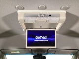 【後席用プルダウンモニター】後ろに乗車している人を飽きさせません♪ テレビやDVDビデオを見ながら楽しいドライブを♪使わない時は格納できますので、ジャマになる事もありません♪