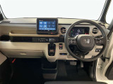運転席周りのレイアウトをご覧ください。ナビゲーションが綺麗に装着されスッキリ収まってますね!操作スイッチも手が届きやすくわかりやすいです!
