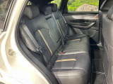 後部座席も気になるようなキズ・汚れやへたり等、大きなダメージはなく、良好な状態です。