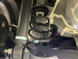 お車を安心してお乗りいただく為には、足回りの定期点検が欠かせません。サービスサポート(有償保証)では無料点検もご提供しており、安心のカーライフをお過ごしいただけるサポート体制が整っています。【両側パワ