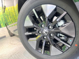 【純正アルミホイール】外観にマッチした純正アルミホイールを装着しております。各種社外アルミホイールや、スタッドレスタイヤも取扱いしております。是非ご相談ください♪