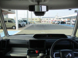 大きなフロントガラスで運転中の視界良好☆
