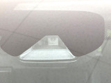 【エマージェンシーブレーキ】走行中に前方の車両等を認識し、衝突しそうな時は警報とブレーキで衝突回避と被害軽減をアシスト。より安全にドライブをお楽しみいただけます。