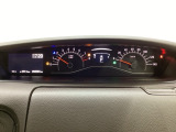 スピードメーターとタコメーターを大きく配した見やすいメーター部になっています。左側のインフォメーション画面でオドメーターや燃費などの情報を確認できます。