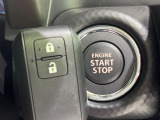 【キーレススタートシステム】カバンやポケットに入れたままでもドアの施錠・解錠が可能なスマートキーを装備。エンジンのオン・オフ時もカギを取り出す必要が無いからとっても便利です♪