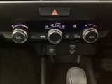 オートエアコンがついてますので、簡単操作で快適に過ごせます。リア熱線のスイッチの中に、雪道に対応したサイドミラーヒーターも入っています。