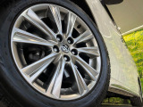 【純正18インチアルミホイール】外観にマッチした純正アルミホイールを装着しております。各種社外アルミホイールや、スタッドレスタイヤも取扱いしております。是非ご相談ください♪