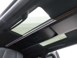 左右独立ムーンルーフを装備しております。