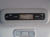 リヤ側にもオートエアコンを装備しております。車内の温度調整をより行い易くなっております。