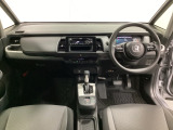 車内は光触媒抗菌消臭施工済です。インパネ周りはスタイリッシュなデザインです。グローブボックスやカップホルダーのほかにトレーなどたくさんの収納スペースが付いています。