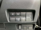両側電動スライドドアです。運転席付近のスイッチで、前席からもスライドドアの開閉が可能です。チャイルドロックと合わせてご活用いただくと、後席からの乗り降りも安全に行えます(^^♪