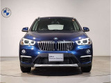 【BMWの伝統-1】BMWの特徴的な&ldquo;キドニーグリル&rdquo;は、80年以上続く伝統の形でございます。変わらないこだわりのデザインが、プレミアムブランド&ldquo;BMW&rdquo;を創り出します。