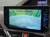 【バックカメラ】駐車時に後方がリアルタイム映像で確認できます。大型商業施設や立体駐車場での駐車時や、夜間のバック時に大活躍!運転スキルに関わらず、今や必須となった装備のひとつです!