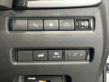 安全装備に関するボタンは運転席周りにまとめて設置されています