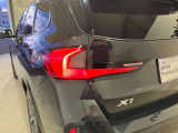 L字型リアコンビランプ:BMWの伝統的なデザインのひとつです。夜間でも誰が見てもBMWとわかる印象的なデザイン。